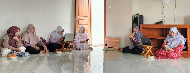 Guru SDMM Bikin Workbook Siswa Songsong Tapel Baru