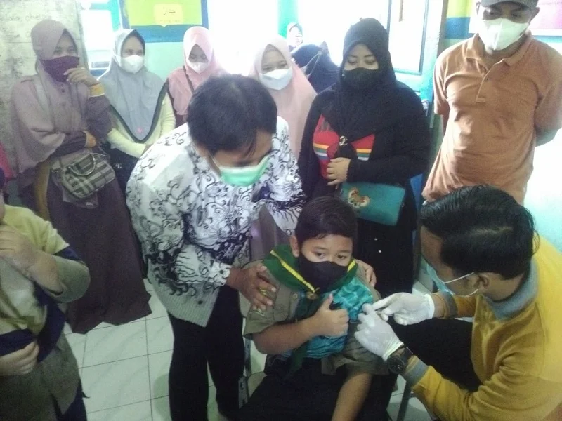 Siswa SD Muwri Ini Mau Divaksin jika Didampingi Guru, Ini Alasannya