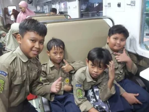 Naik Kereta Rombongan Murid Ini Berguru ke Pondok SPEAM
