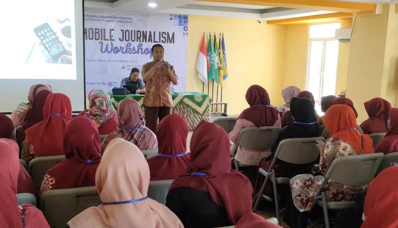 Kelas Menulis Jurnalistik, HP Bergetar Terus Jadi Menegangkan