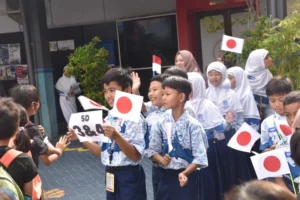 Murid Sekolah Jepang Kunjungi Muhida Bikin Kreasi Ini