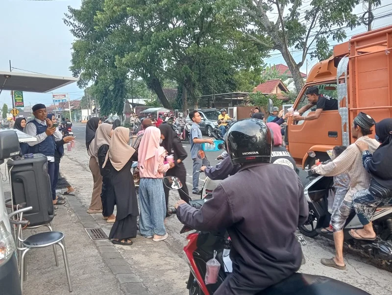Ortom SMK Muda Genteng Bagikan 500 Takjil Gratis