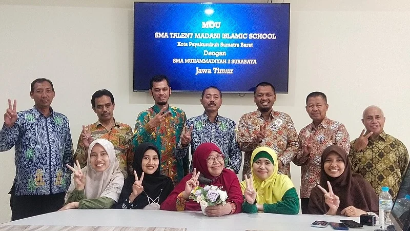 Guru Payakumbuh Sumatera Barat Magang di Smamda Surabaya