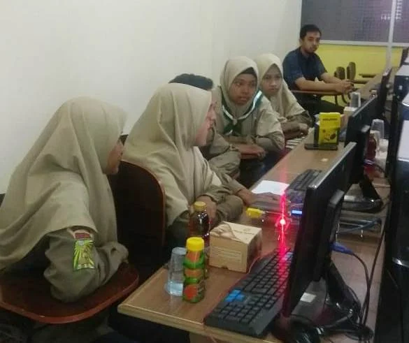 Meski Baru Tahu, Siswa Ini Penasaran dengan Program Mini Conveyor