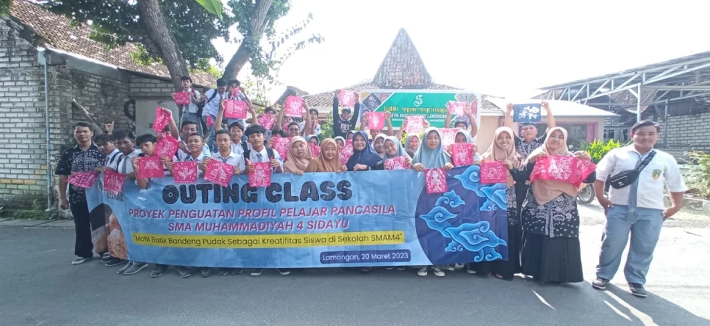 Siswa SMAM 4 Sidayu Belajar di Galeri Batik Sopan