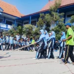 Serunya Lomba Tarik Tambang Anak-Anak di Kampus Biru Ini