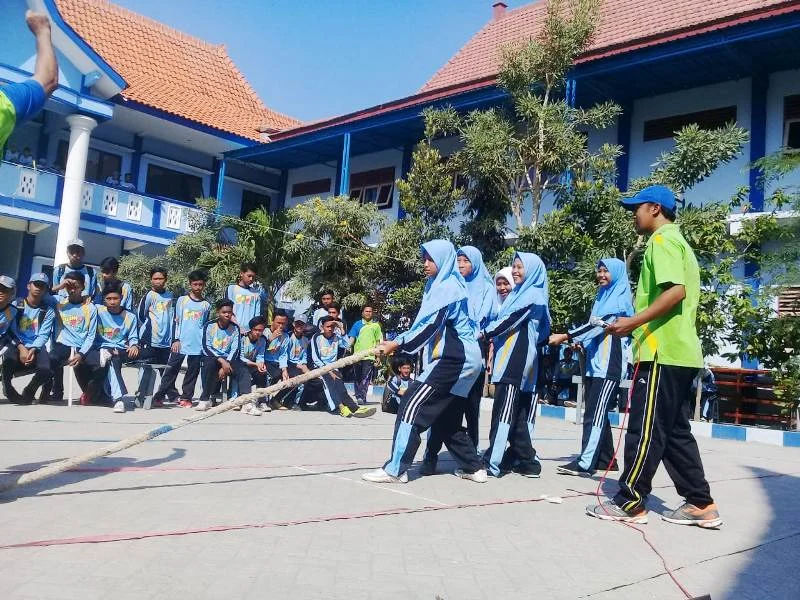 Serunya Lomba Tarik Tambang Anak-Anak di Kampus Biru Ini