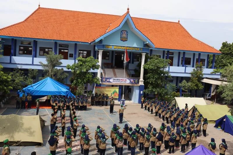 Asyik! Usai Terima Rapor, Para Siswa Langsung Pasang Tenda di Sekolah