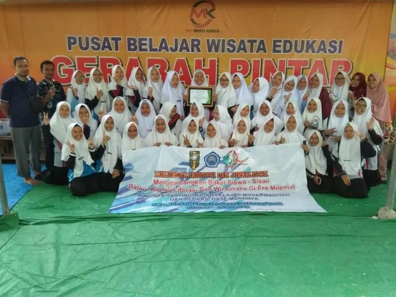 Mengisi Liburan Siswa SMAM 6 Karangasem Kunjungi Pusat Gerabah