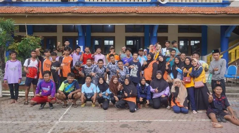 Olahraga Bersama Membuat Dua Sekolah Ini Kian Akrab