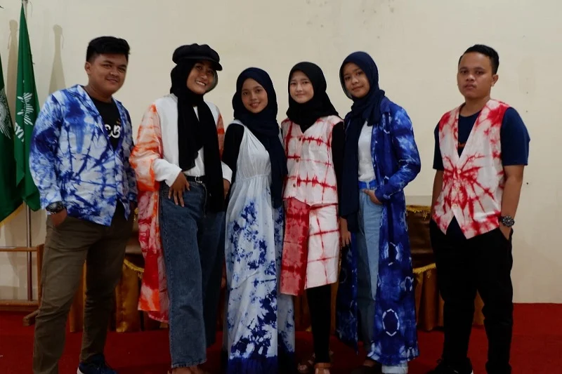 SMAMIV Surabaya Gelar Fashion Show Batik Shibori
