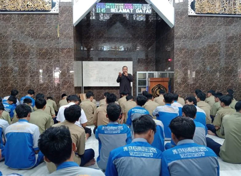 Shalat Tepat Waktu Diajarkan di Sekolah Ini