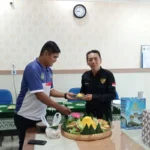 Potong Tumpeng Akhiri PPL Mahasiswa Uniba di SMK Muda Genteng