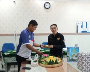 Potong Tumpeng Akhiri PPL Mahasiswa Uniba di SMK Muda Genteng