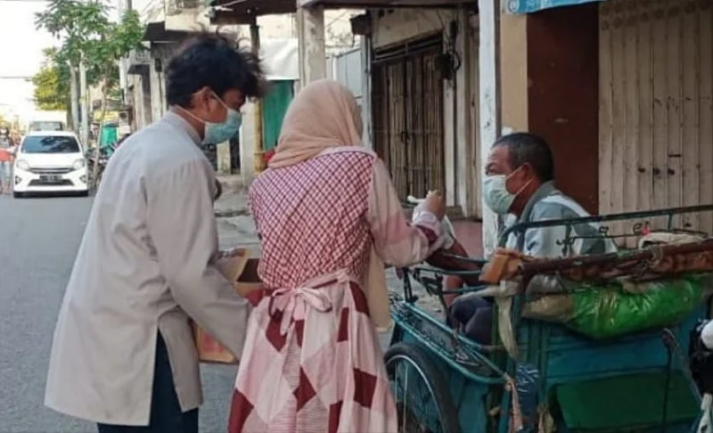 Latih Bersedekah, IPM SMKM 1 Surabaya Bagikan Takjil