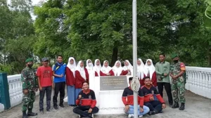 Peringati Hari Pahlawan, Siswa SMK Muda Gresik Ganti Bendera Usang