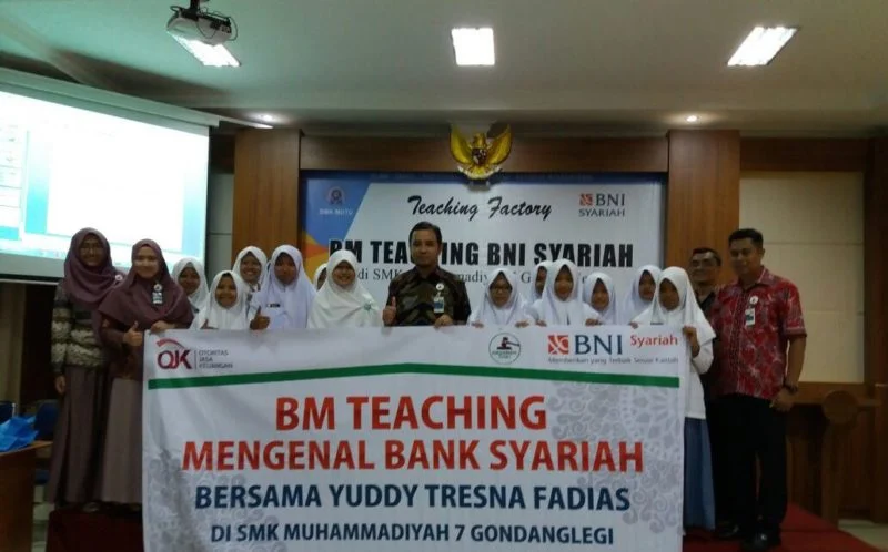 Praktisi Bank Ini Jadi Guru di SMK Rujukan Nasional