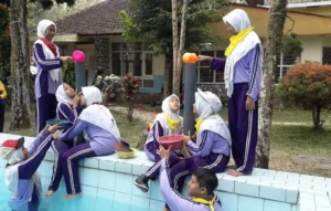 Asyiknya Berbasah-Basah dalam Latihan Kepemimpinan Ini