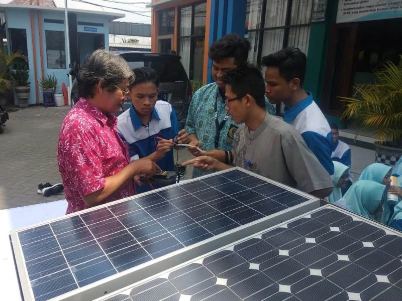 Asyiknya Belajar Panel Surya dari Dosen ITS