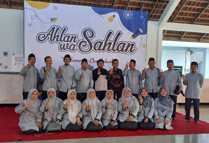 SMPM 11 Ujungpangkah Studi Banding ke SMP MBS Jombang