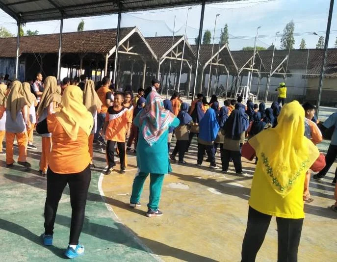 Jumat Sehat, Seluruh Warga Desa Ramai-Ramai Senam Maumere