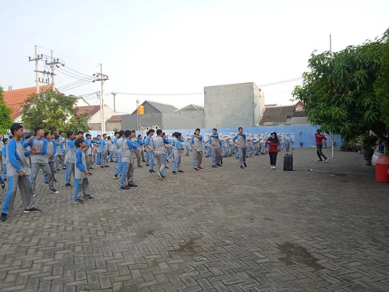 Siswa SMP Miosi Senam Awali P5