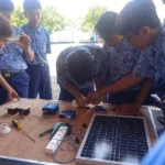 Siswa SMP Miosi Rakit Pembangkit Listrik Tenaga Surya di P5