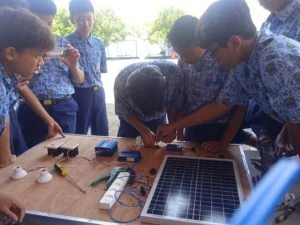 Siswa SMP Miosi Rakit Pembangkit Listrik Tenaga Surya di P5