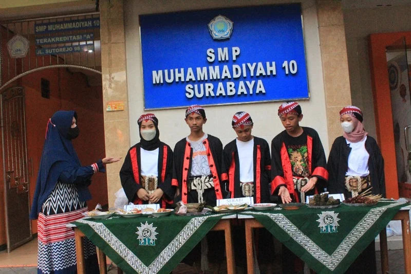 Siswa Spemluh Berbagi Takjil Makanan Khas Ponorogo