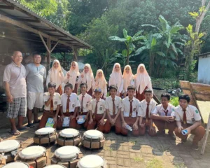 Kunjungi Pengrajin Terbang, SMP Mulia Belajar Budaya Daerah