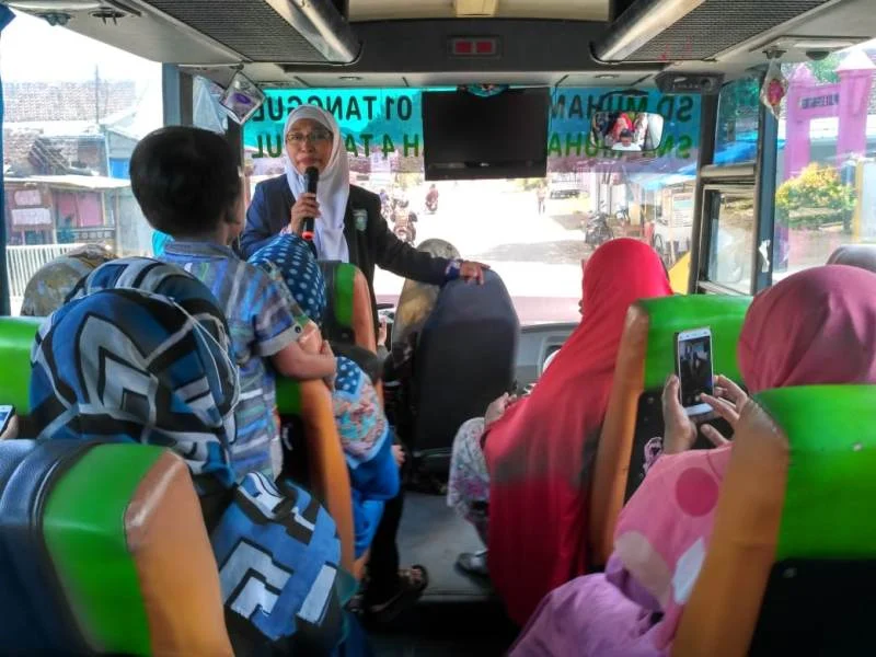 City Tour Naik Bus Sekolah, Wali Murid Ini Langsung Meneteskan Air Mata