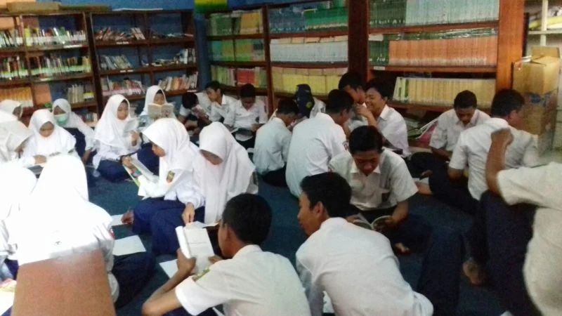 Bagaimana Menyuruh Siswa Banyak Membaca jika Guru tak Beri Teladan?
