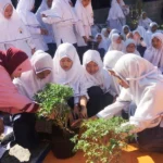 Go Green School, Para Siswa Kerja Bakti Memborong Tanaman