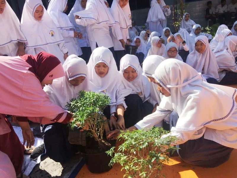 Go Green School, Para Siswa Kerja Bakti Memborong Tanaman
