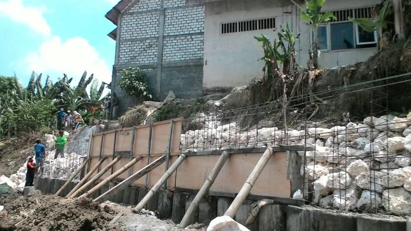 Terancam Longsor Bengawan Solo, Sekolah Muhammadiyah Ini Butuh Penanganan Darurat