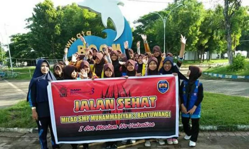 Pelajar SMPM 3 Banyuwangi Serukan No Valentin dengan Jalan Sehat dan Bersih-Bersih Pantai Bom