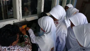 Menunggu Mesin Berkata “Thank You” Membuat Siswa Ini Aktif Bersekolah