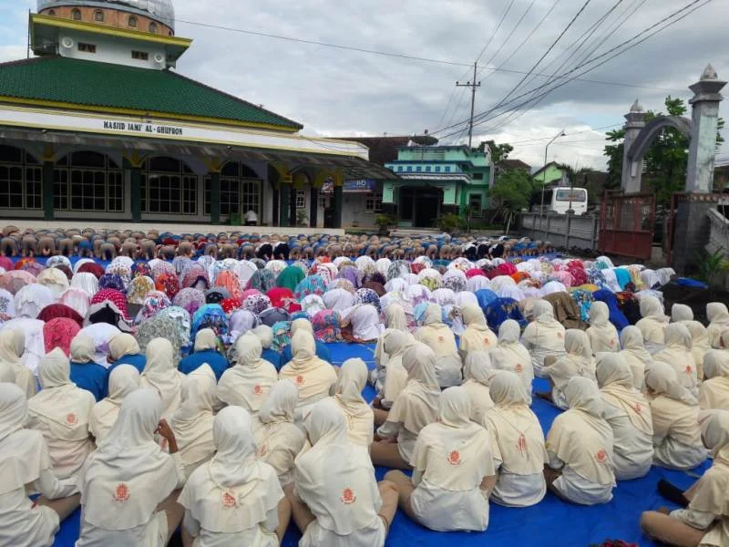 Awali Masuk Sekolah, Para Murid dan Guru Malah Kerjakan Ini