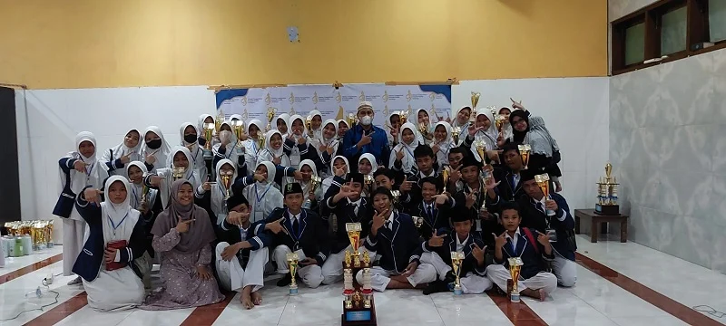 SMPM 7 Surabaya Juara Umum Islamic Competition