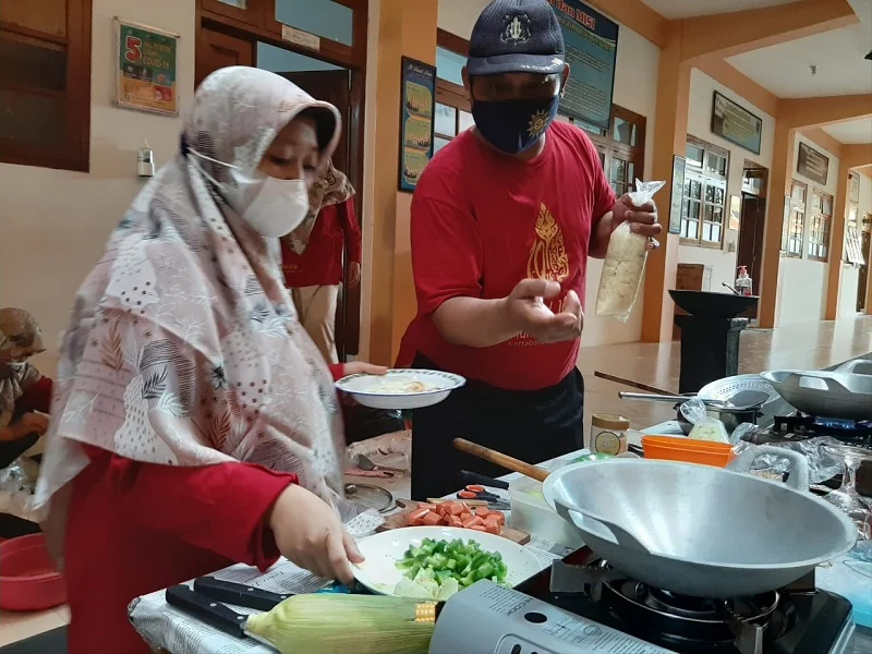 SMPM PK Kottabarat Punya Cara Unik Bangun Kebersamaan Tim