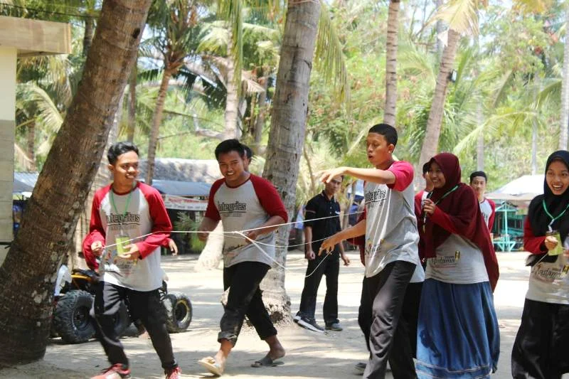 Mahasiswa Baru Saling Mengenal dan Kompak Lewat Permainan Outbound