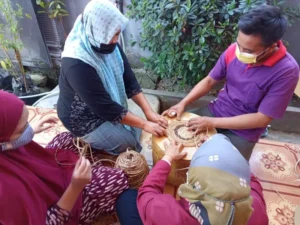 Pelepah Pisang Diubah Jadi Kursi Diajarkan Mahasiswa KKN Ini