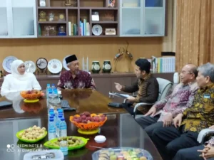 Mobil Alphard Pengantar Jenazah ke Kuburan