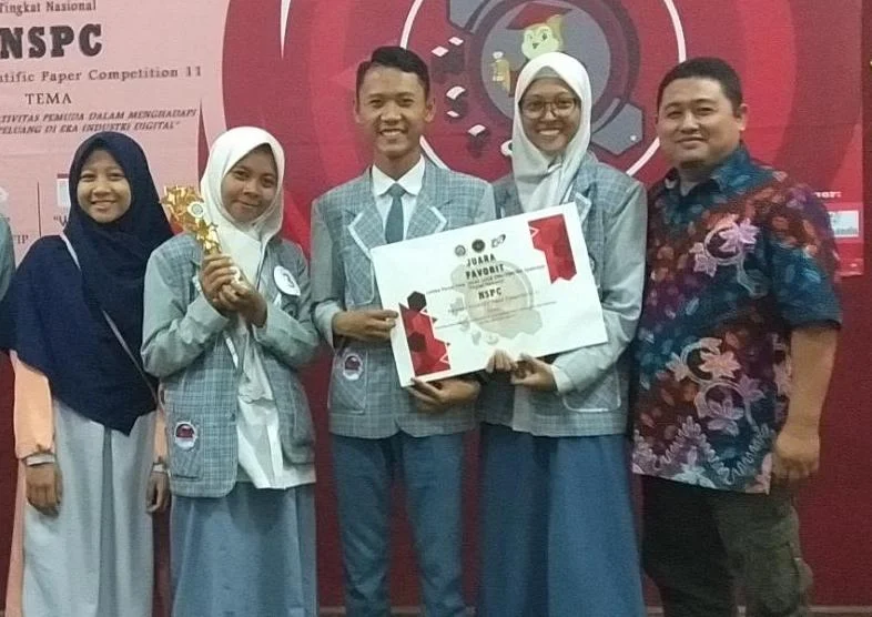 Inovasi Kertas dari Sabut Siwalan Buatan Anak Babat Rebut Juara Favorit