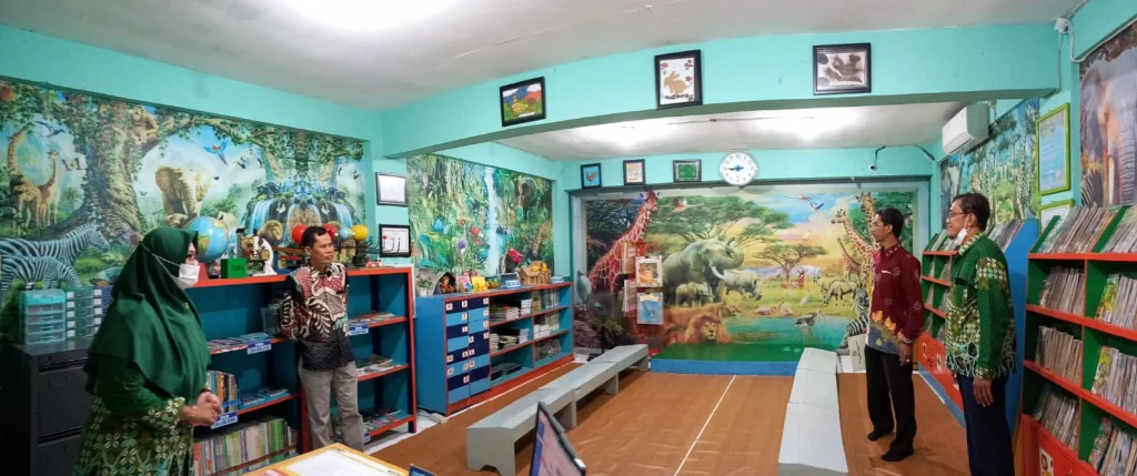 Di Perpustakaan SD Muri, Juri LLSMS pun Daftar Anggota dan Dapat Pin Level