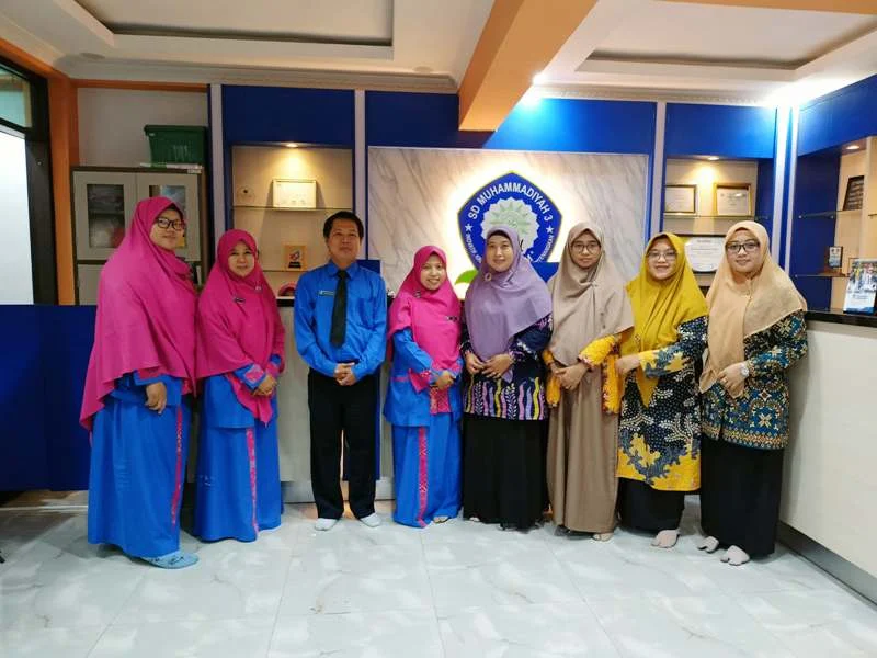 Belajar Kurikulum Cambridge, Guru SD Sakri Kunjungi SD Ikrom