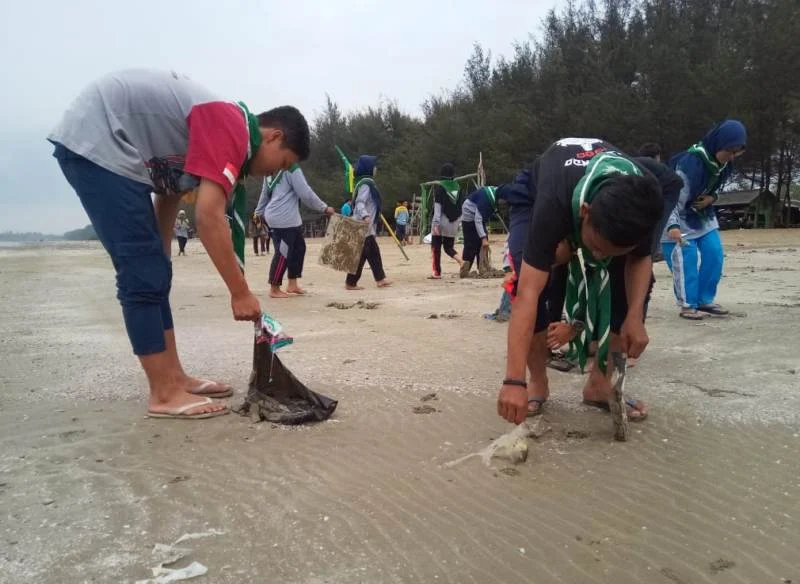 Diklat Selesai, Pandu HW Punguti Sampah Pantai Cemara