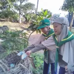 Buang Sampah Berhadiah Stiker, Siswa Jadi Berebutan