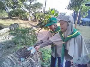 Buang Sampah Berhadiah Stiker, Siswa Jadi Berebutan