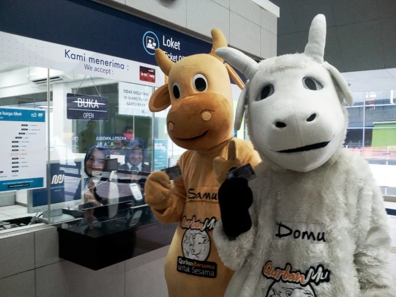 Penumpang Terkejut, Ada Sapi dan Domba Naik MRT